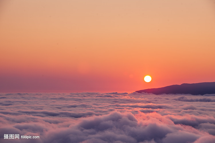霞光萬(wàn)頃繪云海 捕捉夕陽(yáng)晚霞下的磅礴畫(huà)卷